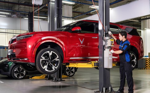 Vinfast hỗ trợ khách hàng miền Bắc và miền Trung sửa chữa xe hư hỏng do mưa lũ