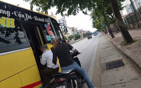 Hỗn loạn ở bến xe Giáp Bát: Xe khách 'vô tư' dừng xe đón khách ở đường Giải Phóng, tiềm ẩn nguy cơ tai nạn