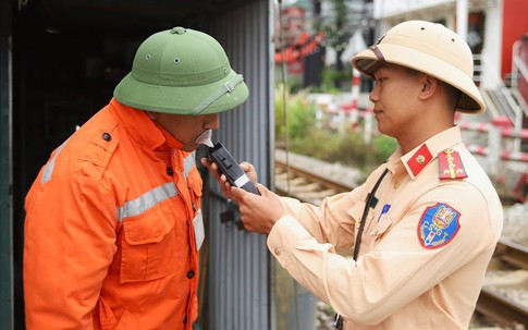 Hà Nội: Siết chặt an toàn đường sắt Bắc - Nam, kiểm tra nồng độ cồn cả nhân viên gác chắn