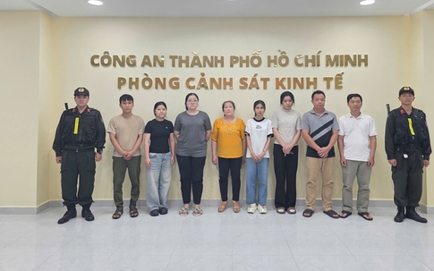 Phá đường dây sản xuất hàng chục nghìn chai nước hoa giả thương hiệu nổi tiếng