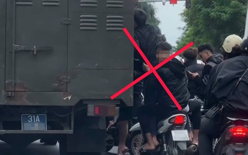 Xử phạt nhóm thanh niên 'đầu trần', đu bám theo xe chở phạm nhân ở Hà Nội