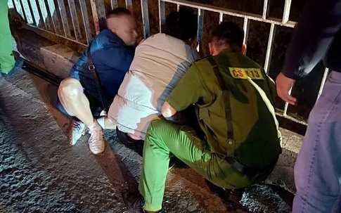 Hà Nội: Cảnh sát 113 kịp thời tước dao, khống chế nam thanh niên có ý định tự tử trên cầu Chương Dương