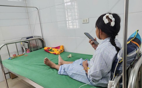 Bé gái bị cha dượng dùng búa bạo hành đã xuất viện, về quê ngoại ở Sơn La