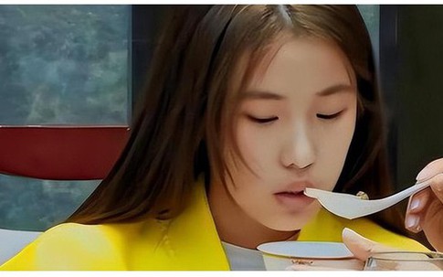 Cuộc sống hiện tại gây bất ngờ của cô bé 16 tuổi vẫn phải đút cơm, tiêu 170 triệu đồng/ngày, sẵn sàng đi 500km để cắt tóc