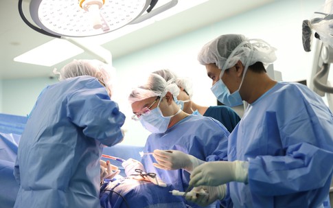 8 giờ nghẹt thở giải thoát nữ bệnh nhân khỏi khối u nền sọ khổng lồ tại 'vị trí cấm kỵ'