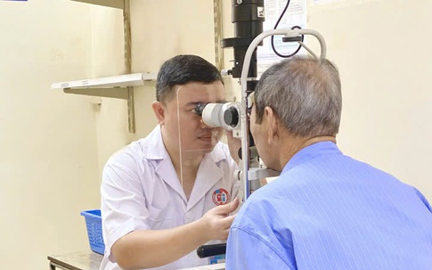 Người đàn ông Quảng Ninh phải nhập viện sau khi tự pha nước muối để nhỏ mắt