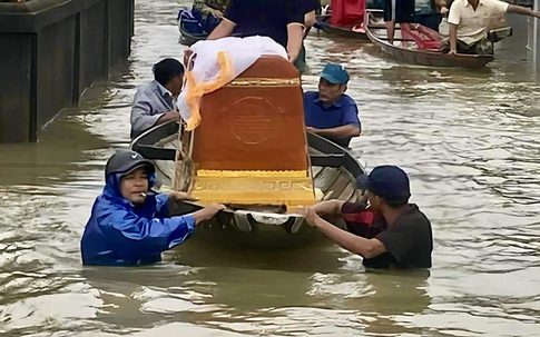 Xúc động hình ảnh người dân lội lũ di quan cụ ông chờ an táng