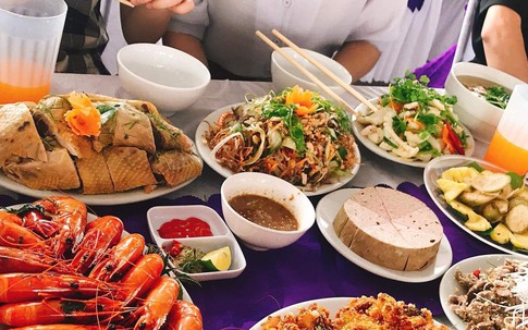 Cầm 500.000 đồng mừng cưới bạn, thấy mâm cỗ, cô gái vội đổi phong bì