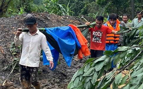 Sạt lở đất vùi lấp 5 người ở Đà Nẵng, 3 nạn nhân bị thương nặng