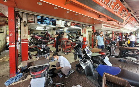 Hàng loạt xe máy ngập nước, cửa hàng sửa xe từ chối nhận bảo dưỡng định kỳ vì quá đông