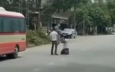 Tạm giữ đối tượng bắt tài xế xe buýt quỳ lạy giữa đường van xin rồi đánh đập