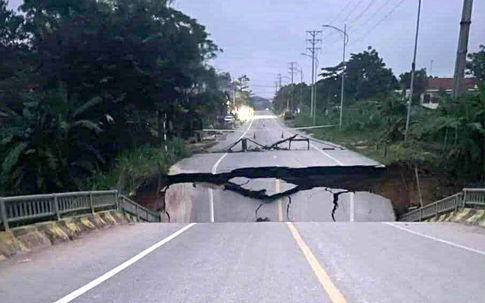 Tuyên Quang: Cầu Tát Luông sập mố, sụt lún sâu 2m trong đêm