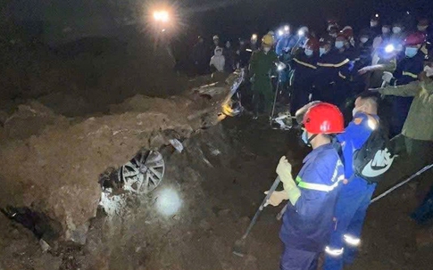 Xe bán tải bị đất đá vùi lấp ở Lào Cai: Tìm thấy 2 nạn nhân tử vong