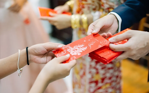 Lì xì phù rể 500 nghìn, cô dâu sững sờ khi mở phong bao của nhà trai