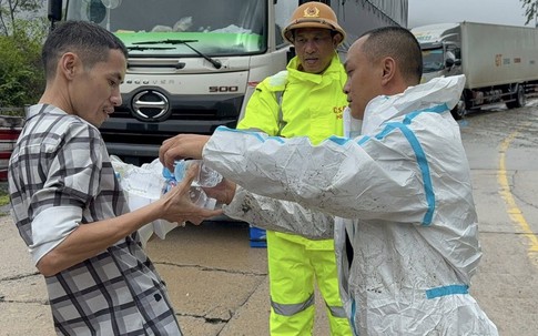 5 ngày mắc kẹt giữa cung đèo sạt lở: 'Đêm nghe tiếng đá rơi, tim tôi muốn rớt ra ngoài'