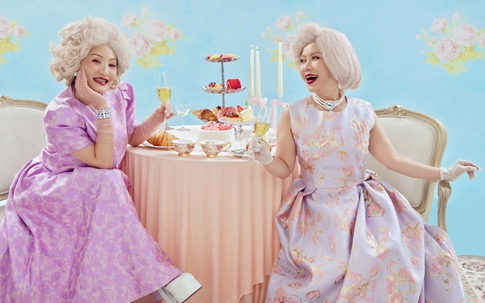 Không thể tin nổi, ở tuổi trung niên, Hồng Đào - Việt Hương 'lột xác' thành fashionista sang chảnh
