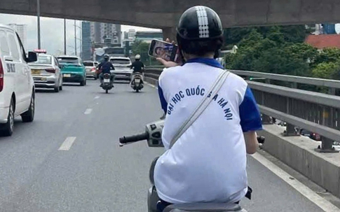Vừa điều khiển xe máy vừa lướt 'TikTok', nữ sinh ở Hà Nội bị phạt nặng