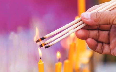 Nên thắp bao nhiêu nén hương trên ban thờ Thần tài - Thổ địa, lý do hết sức cẩn trọng khi thắp 7 và 9 nén hương