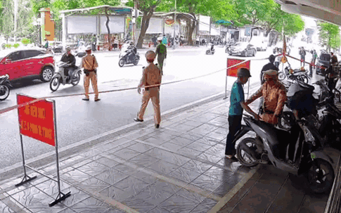 Hà Nội: Giấu 'hàng trắng' trong túi quần, nam thanh niên 'đứng hình' khi gặp CSGT