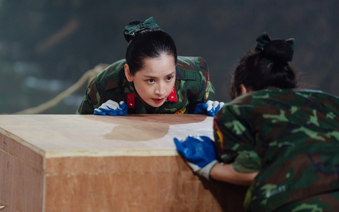 Lộ khoảnh khắc hiếm hoi của Chi Pu - Hương Giang tươi cười khi giành chiến thắng trong 'Sao nhập ngũ'