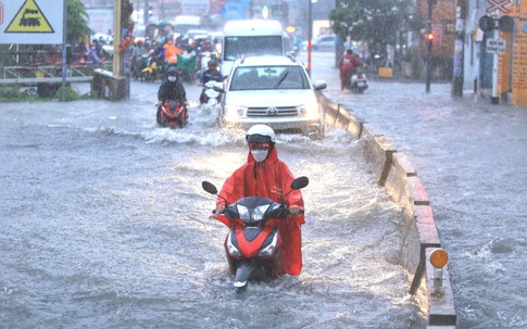 Bão Matmo gió giật cấp 14 vào Biển Đông, dự báo Hà Nội có nơi mưa rất to trên 300m