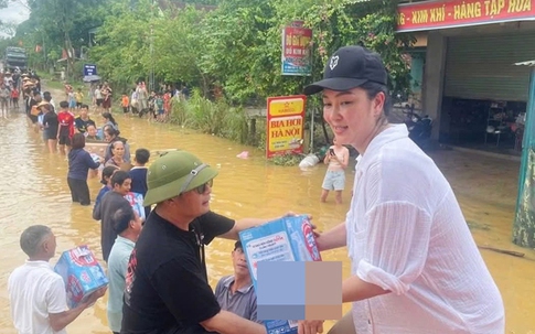 Hình ảnh chân thực của Hoa hậu Nguyễn Thị Huyền khi đi từ thiện tại miền Trung bão lũ