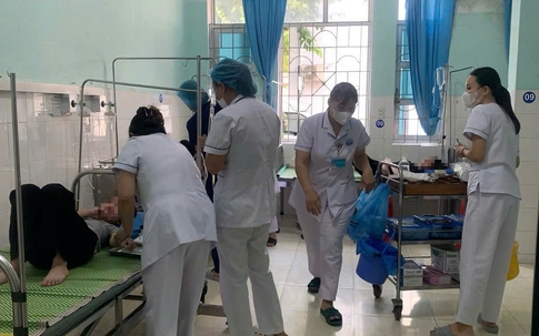 Vụ học sinh nhập viện sau bữa ăn ở Thái Nguyên: Tủ lưu mẫu mất điện, 'bếp ăn' tạm dựng ở sân trường