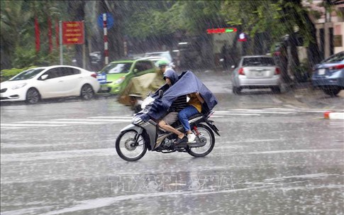 Miền Bắc vẫn hứng những trận mưa như trút nước, trọng tâm mưa ở khu vực nào?