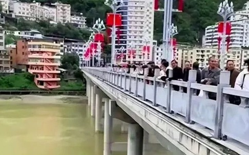 Chú rể phẫn uất gieo mình xuống sông vì cô dâu đòi thêm tiền sính lễ