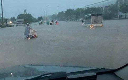 Loạt trường ở Hà Nội cho học sinh nghỉ học vì mưa ngập kèm sấm sét dữ dội