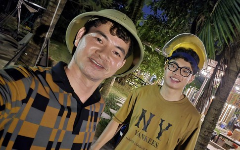 Con trai NSND Xuân Bắc cùng bố nửa đêm chống bão