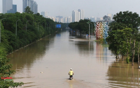 Nhiều khu vực tại Hà Nội vẫn ngập sâu gần nửa mét dù trời nắng ráo