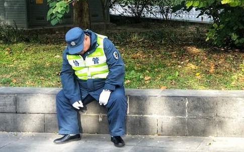 Từng là lãnh đạo, sau nghỉ hưu về làm bảo vệ ở công ty con trai: Ông lão sốc đến bật khóc khi được trả lương