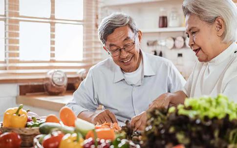 Ăn tối thời điểm nào là tốt nhất?: Sau 70 tuổi, bữa tối phải cố gắng tuân thủ 4 điều này
