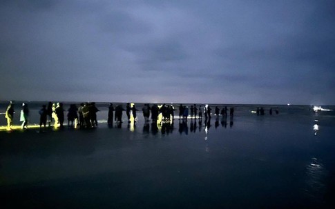 Thuyền chở hai cha con bị lật, một người mất tích