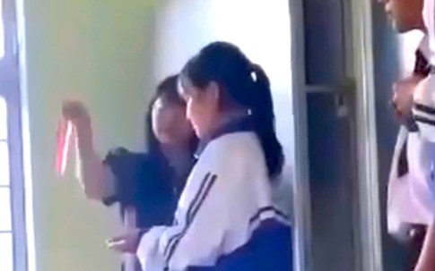 Nữ giáo viên bắt học sinh dàn hàng rồi dùng thước đánh