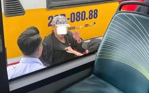 Hà Nội: Nữ sinh khống chế người đàn ông bị tố động chạm cơ thể tại bến xe Mỹ Đình