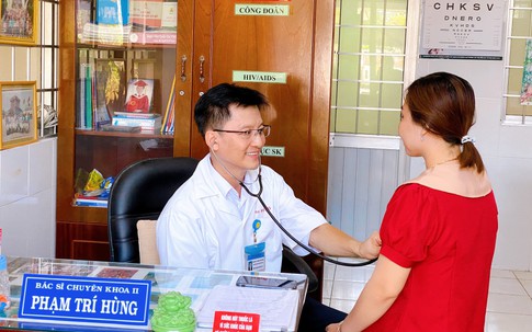 Người bác sĩ có tấm lòng vàng: 16 năm là 'người anh', 'người bạn' của bệnh nhân HIV