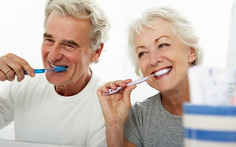 Để không bị mất răng, tụt nướu: Sau 60 tuổi, tốt nhất nên thay đổi 3 thói quen đánh răng này