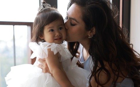 Con gái Á hậu Hoàng My gây chú ý trong ngày sinh nhật mẹ