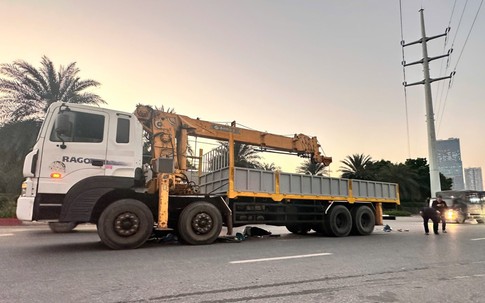 Hà Nội: Xe máy va chạm với xe tải cẩu khiến 2 người thương vong