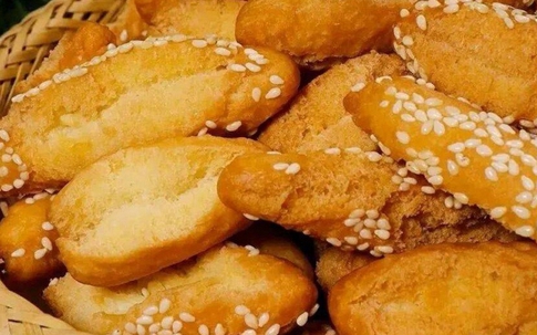 Cho 2 quả trứng vào trộn với bột mì, cán mỏng và cắt thành từng dải...: Món ngon khiến cả gia đình phấn khích ăn sạch trong nháy mắt