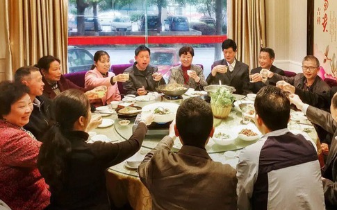 Đi họp lớp sau 45 năm, tôi bàng hoàng nhận ra 'sự thật' phía sau mỗi nụ cười