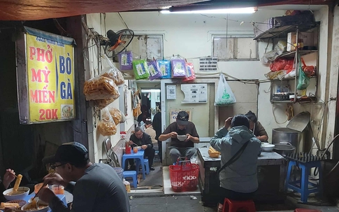 Quán phở 20k/bát ngon, bổ, rẻ hy hữu ở Hà Nội, khách ra vào nườm nượp
