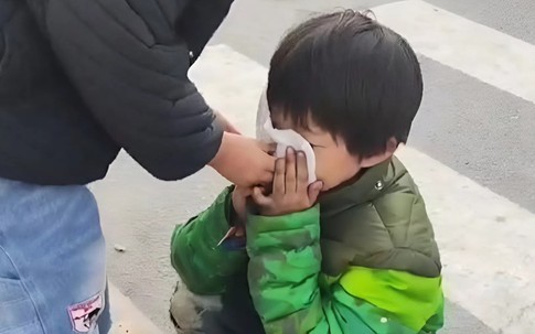 Xót xa hình ảnh bé gái lom khom nhặt đồ ăn bên đường giữa giá rét