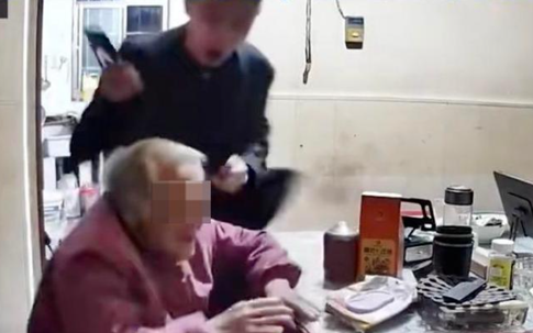 Cụ bà 92 tuổi bị con trai hành hung có hành động khó tin sau khi ra viện