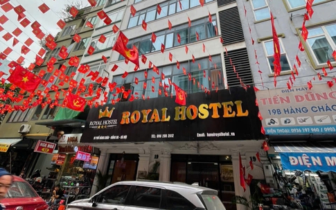 Vụ 'khách sạn Royal Hostel' ở Hà Nội bị tố 'bùng' phòng: Đình chỉ nam lễ tân, chủ cơ sở vẫn chịu sức ép dư luận