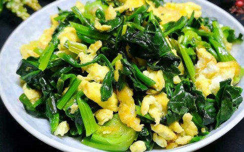 Loại rau ‘siêu thực phẩm’ mùa đông tốt cho xương khớp bán nhiều ở chợ Việt, dễ làm hỏng món ăn khi chọn nhầm lá tròn hay lá nhọn