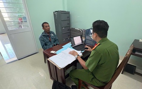 Vác dao chém hàng xóm vì hát karaoke gây ồn ào