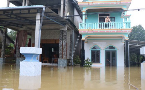 Lũ dâng hơn 2m nhấn chìm ngôi làng miền núi ở Huế
